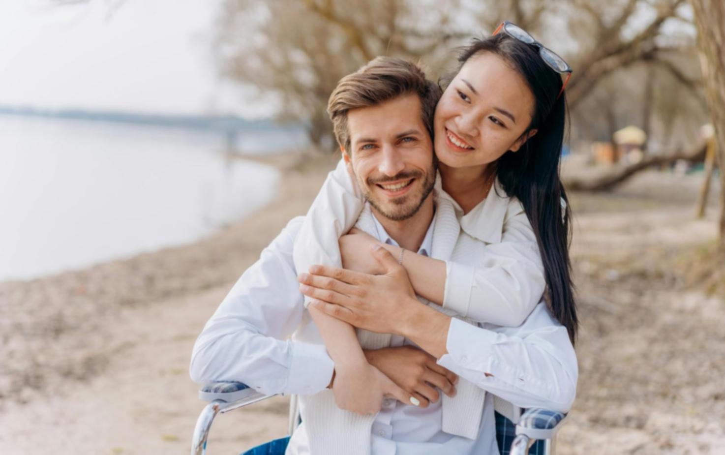 Famiglia che dialoga insieme in un ambiente sereno