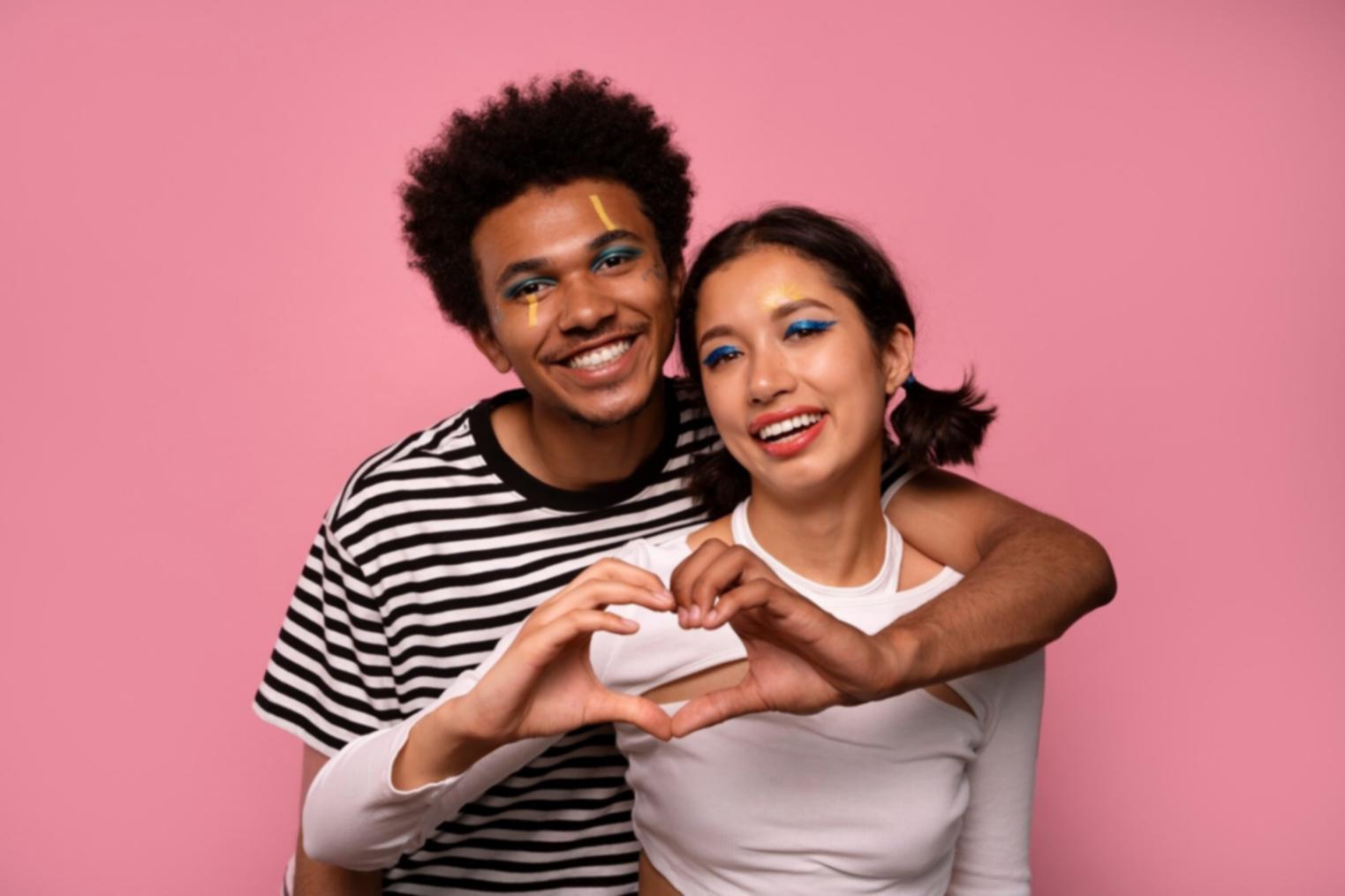 Famiglia che dialoga serenamente insieme in un ambiente domestico confortevole